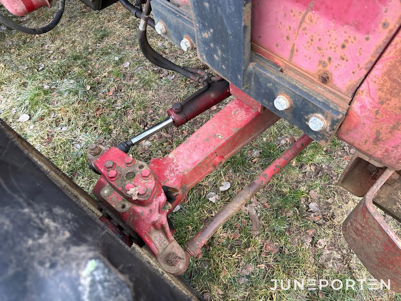 International 844 XL med lastare