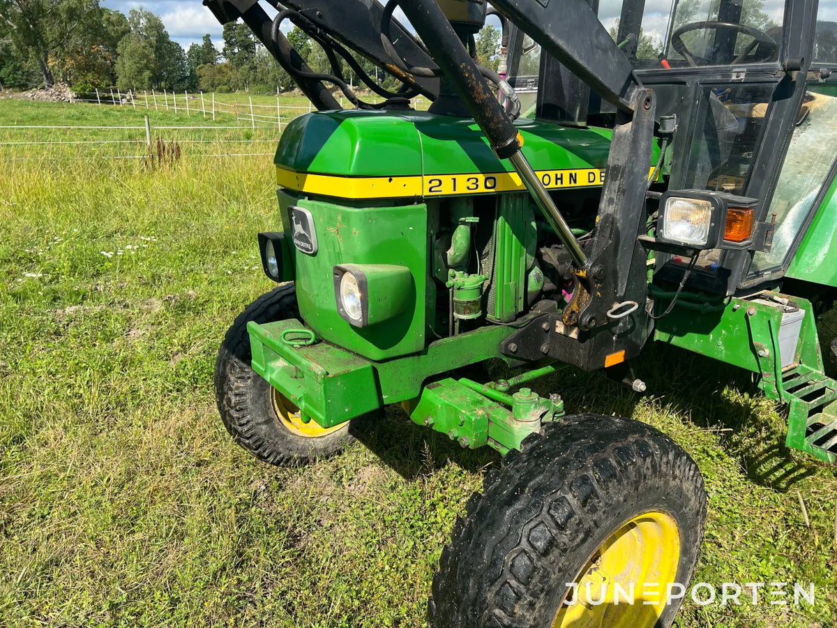 John Deere 2130 med lastare