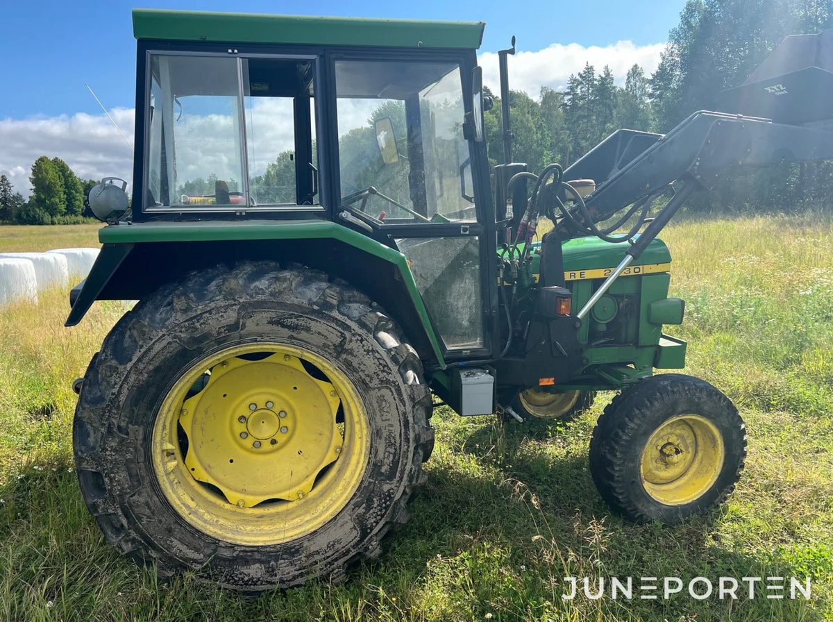 John Deere 2130 med lastare