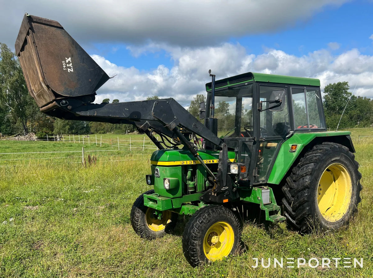 John Deere 2130 med lastare