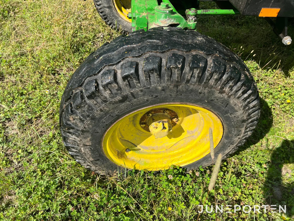 John Deere 2130 med lastare