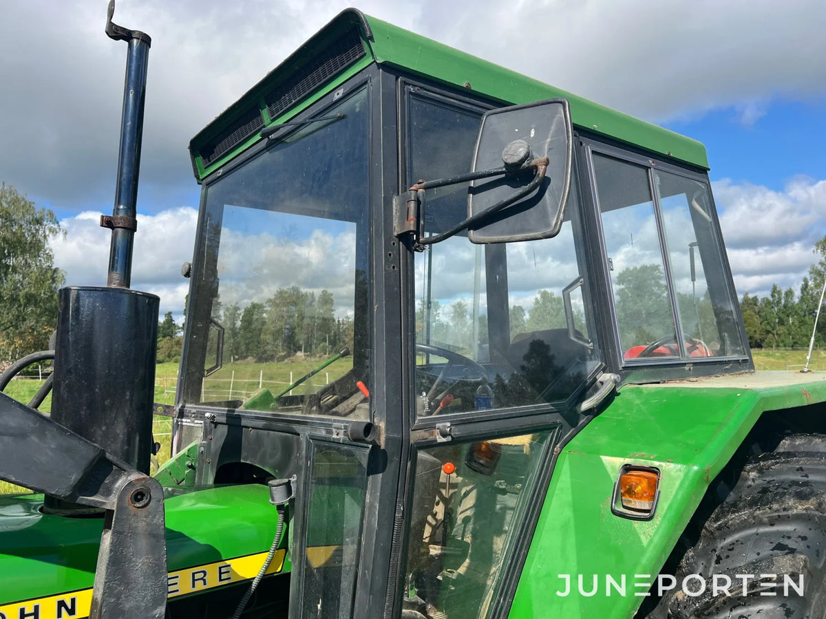 John Deere 2130 med lastare