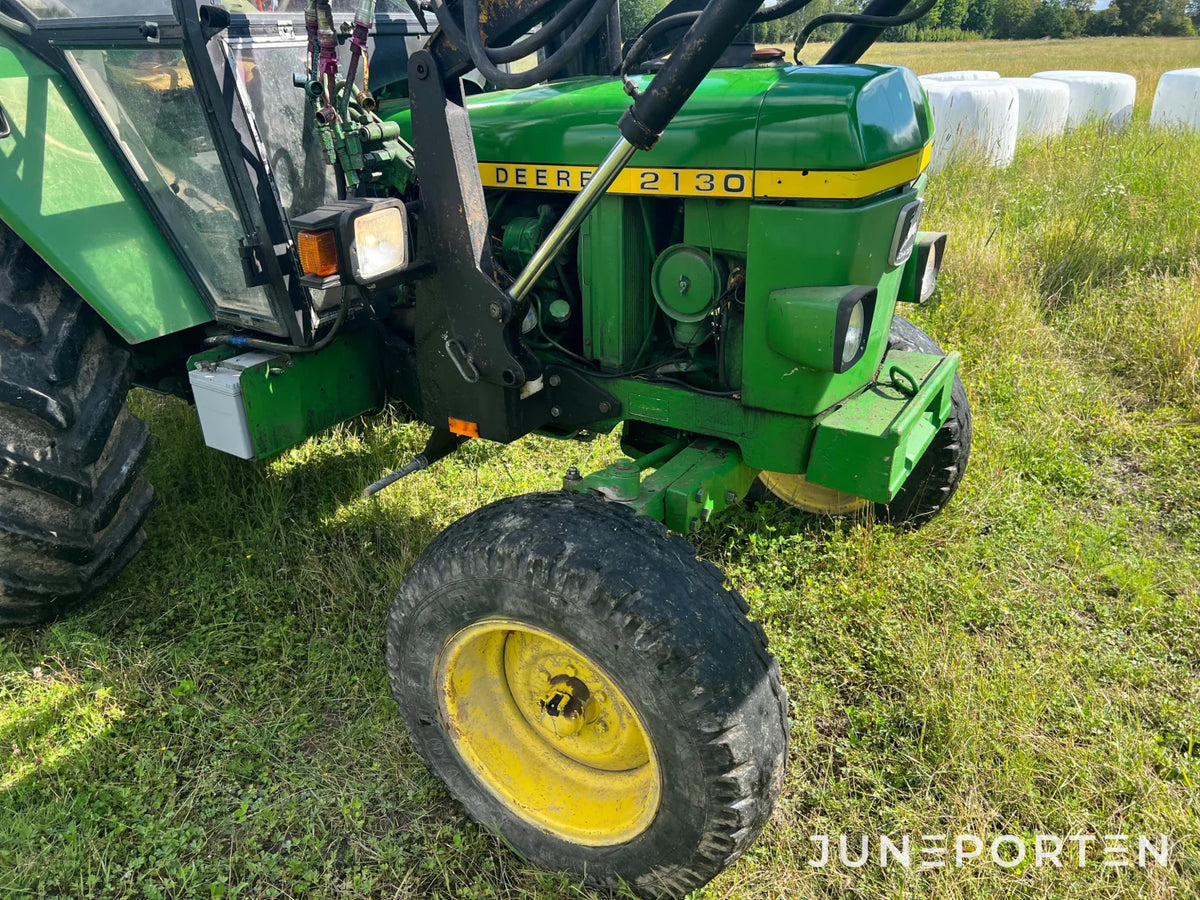 John Deere 2130 med lastare