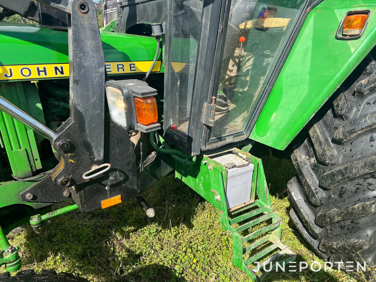 John Deere 2130 med lastare