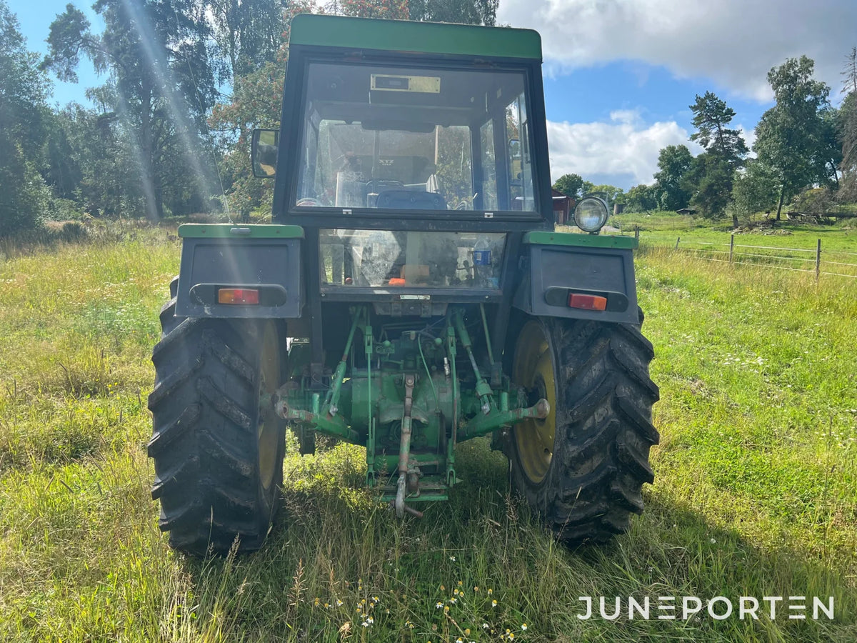 John Deere 2130 med lastare
