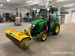 John Deere 3520 med redskap