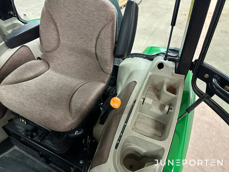 John Deere 3520 med redskap