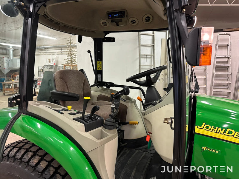 John Deere 3520 med redskap