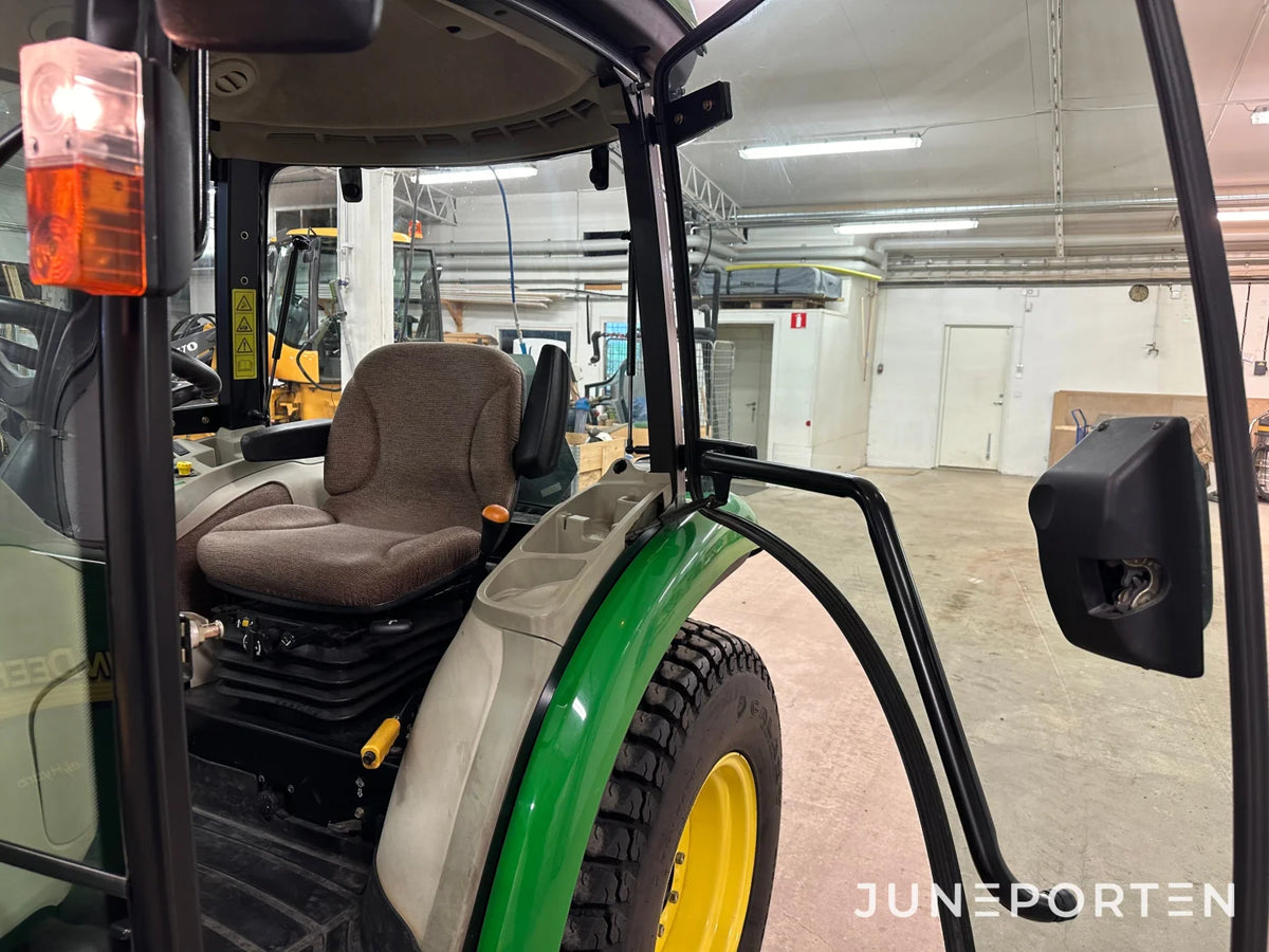 John Deere 3520 med redskap