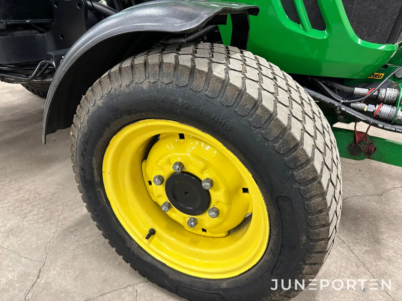 John Deere 3520 med redskap