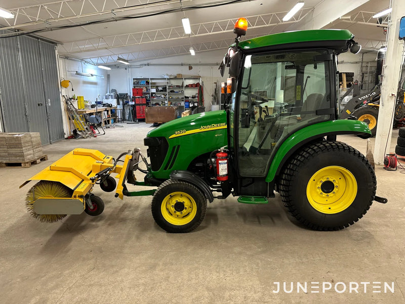 John Deere 3520 med redskap