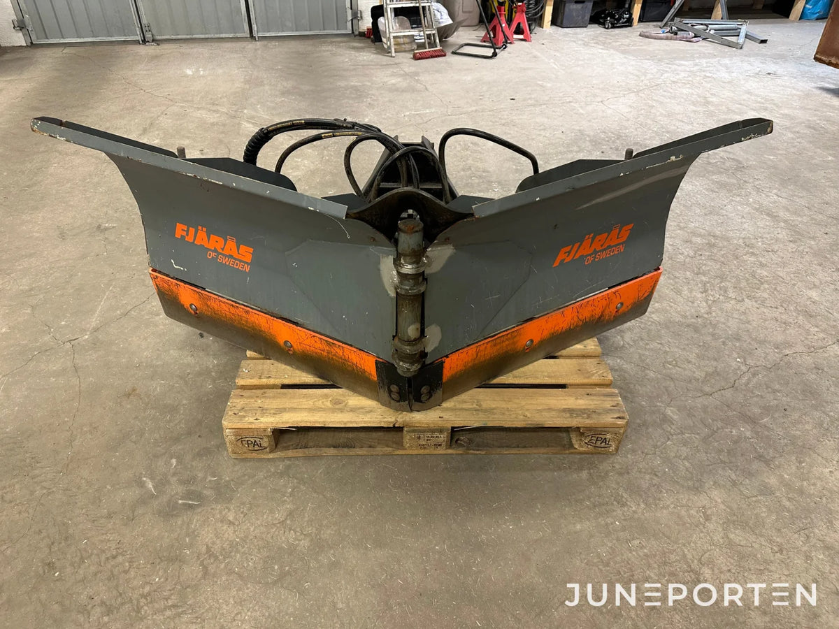 John Deere 3520 med redskap