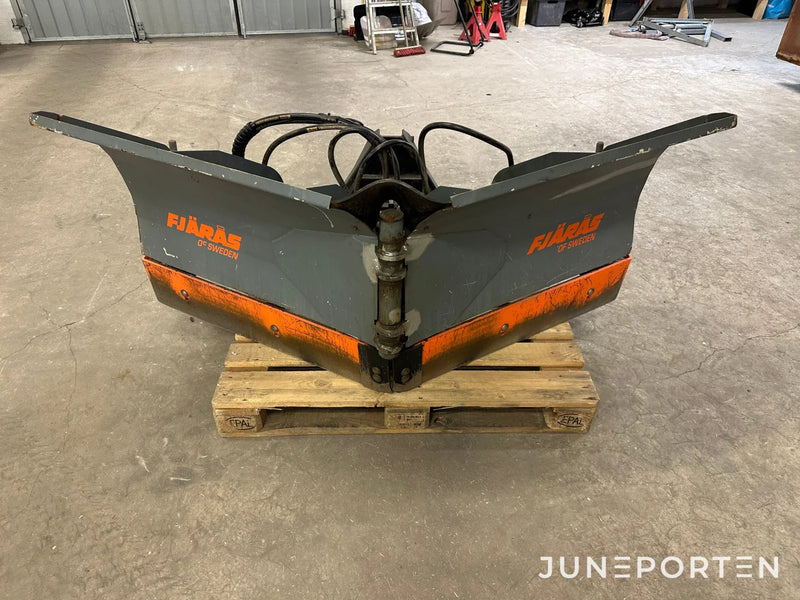 John Deere 3520 med redskap