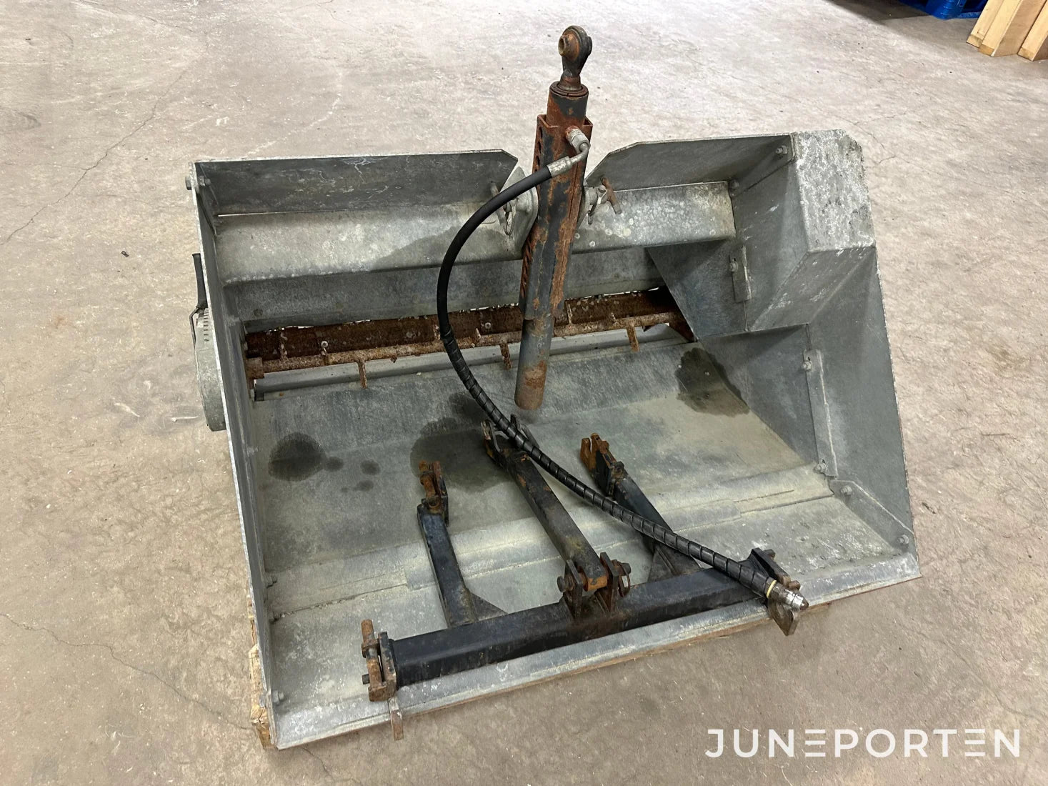 John Deere 3520 med redskap