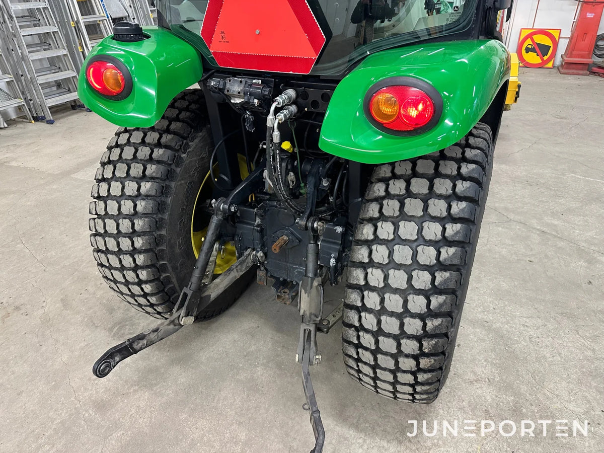 John Deere 3520 med redskap