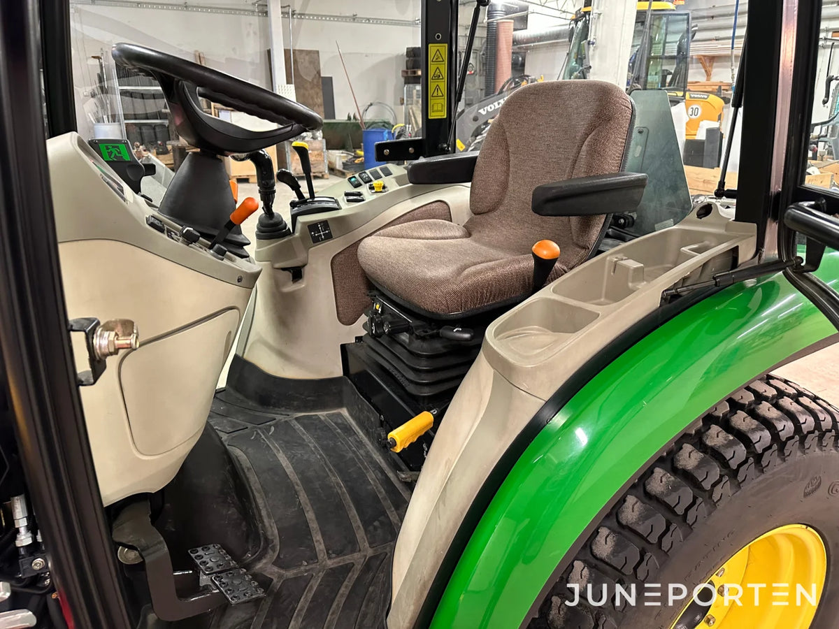 John Deere 3520 med redskap