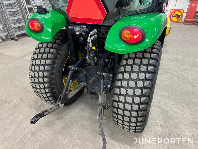 John Deere 3520 med redskap