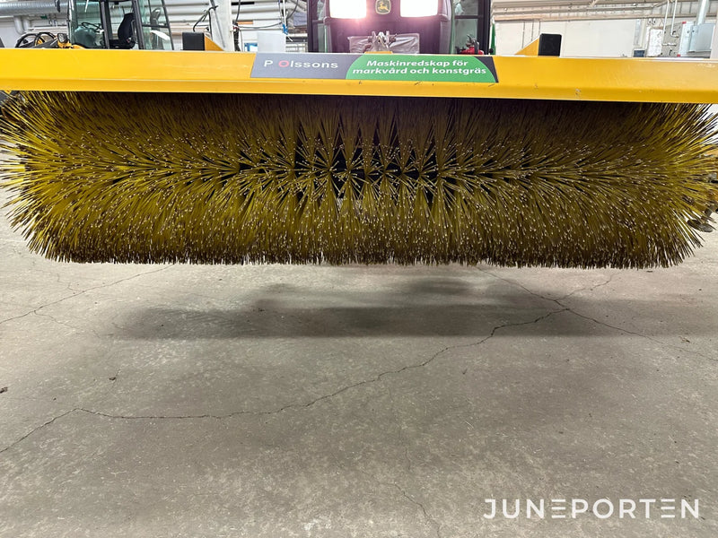 John Deere 3520 med redskap