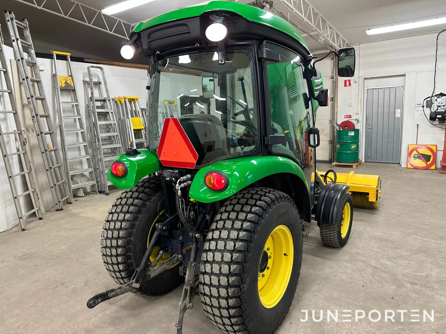 John Deere 3520 med redskap