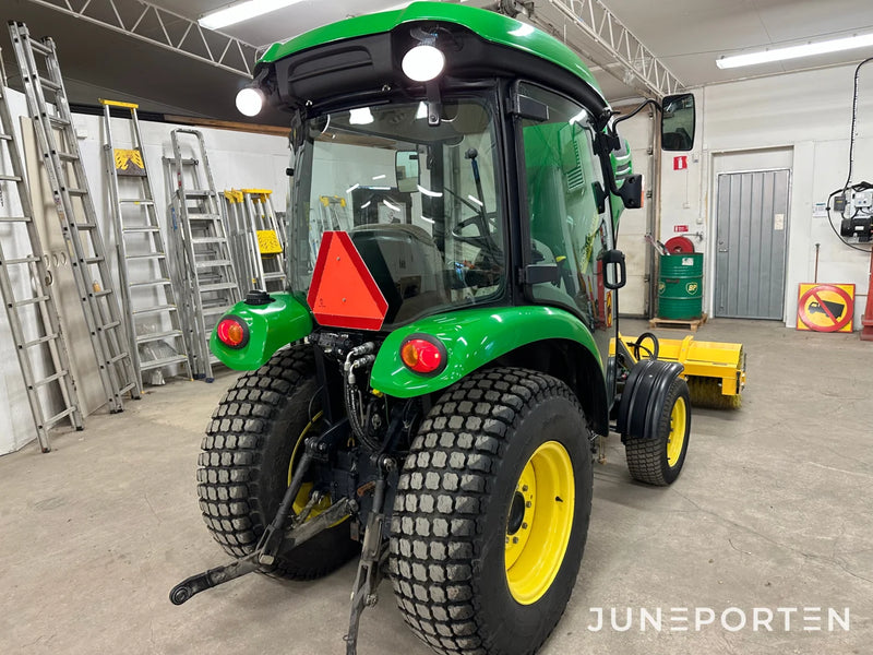 John Deere 3520 med redskap