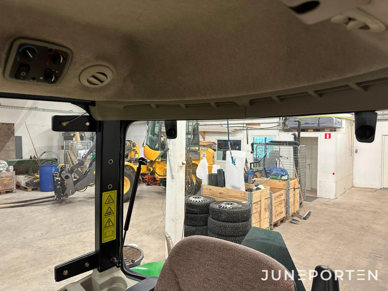 John Deere 3520 med redskap