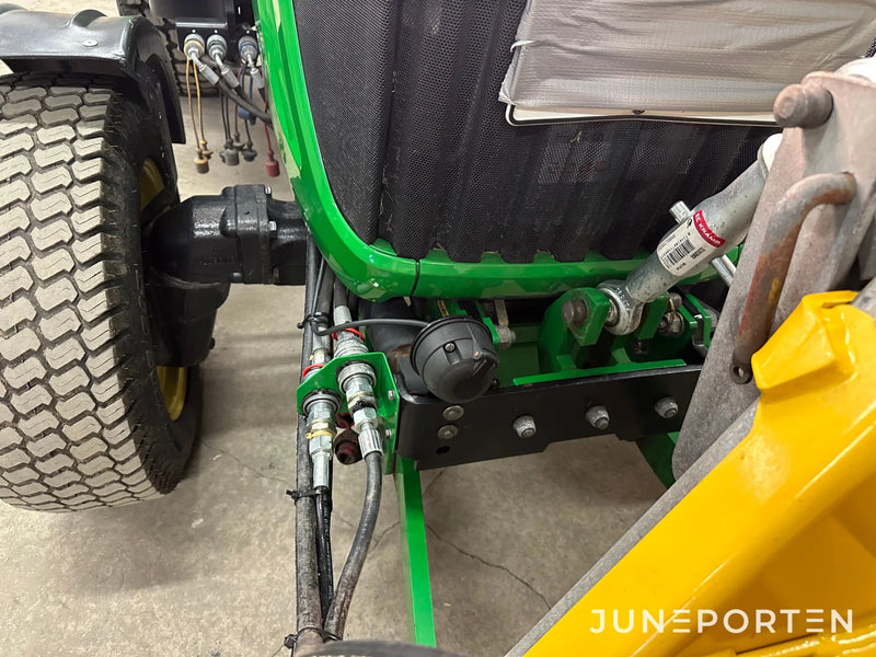 John Deere 3520 med redskap