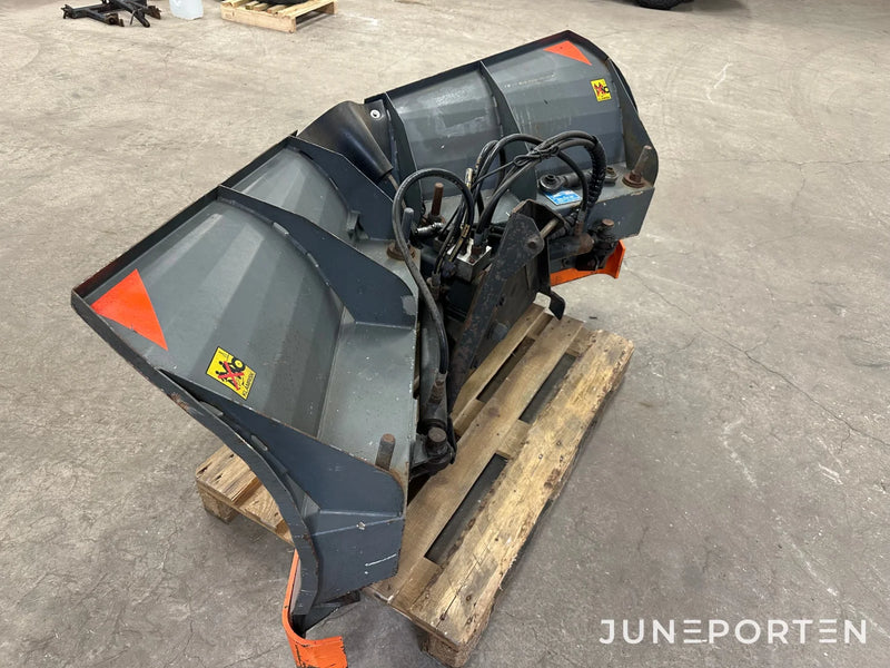 John Deere 3520 med redskap