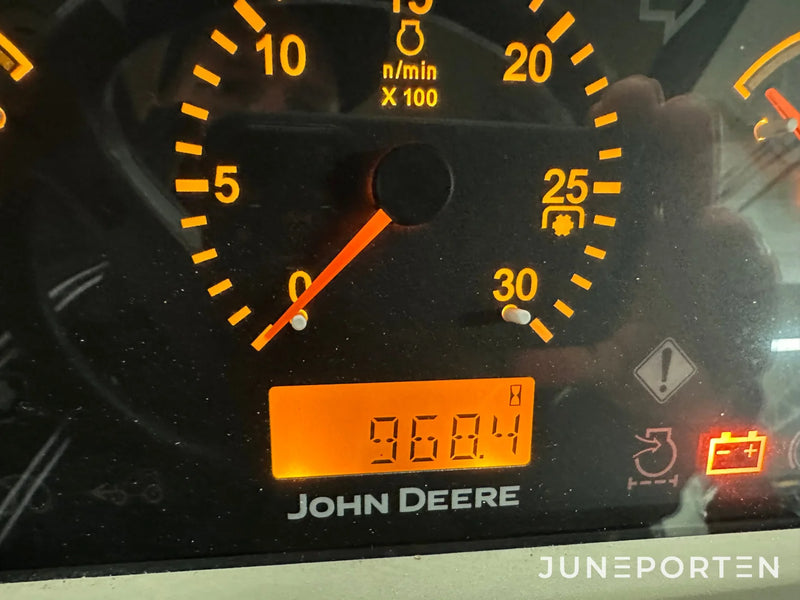 John Deere 3520 med redskap