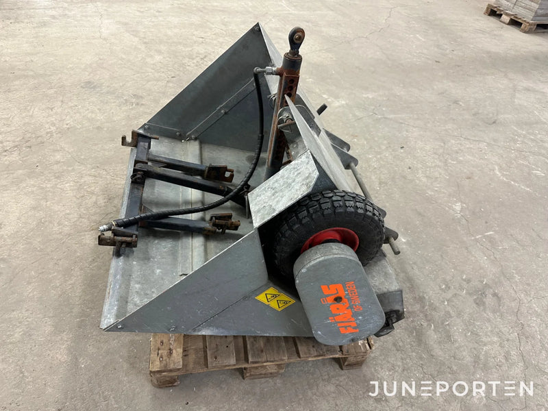 John Deere 3520 med redskap