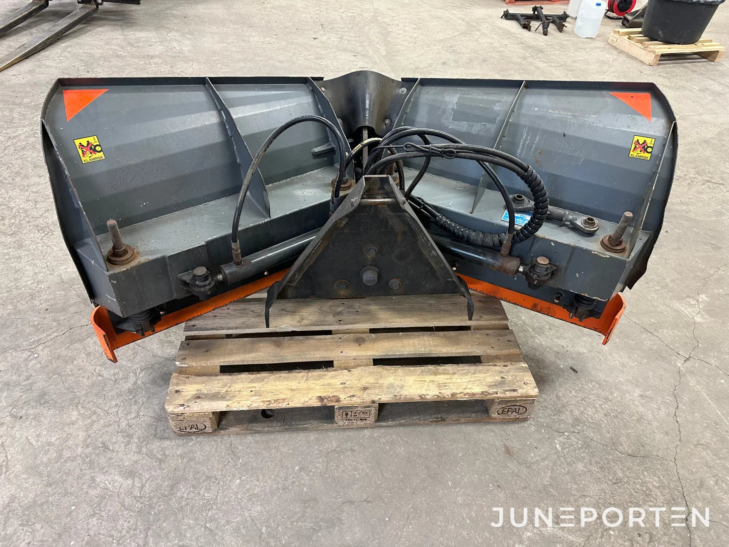 John Deere 3520 med redskap