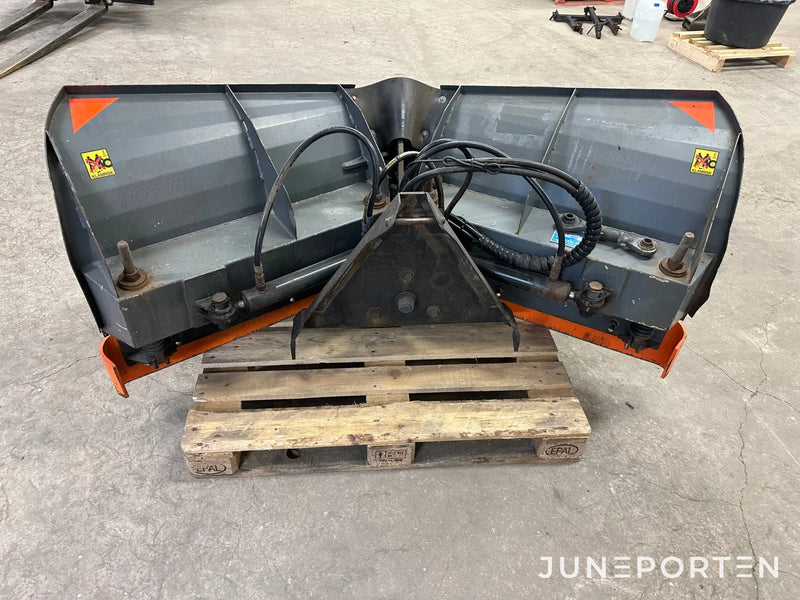 John Deere 3520 med redskap