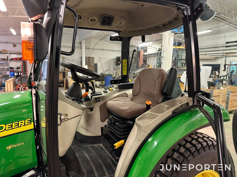 John Deere 3520 med redskap