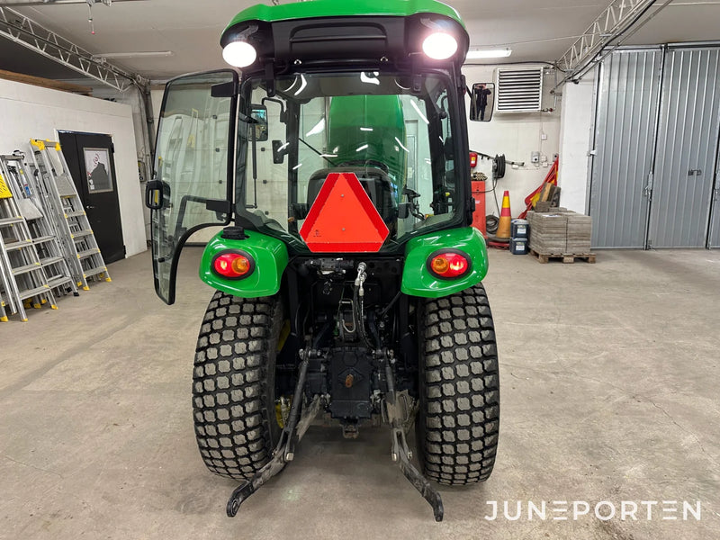 John Deere 3520 med redskap