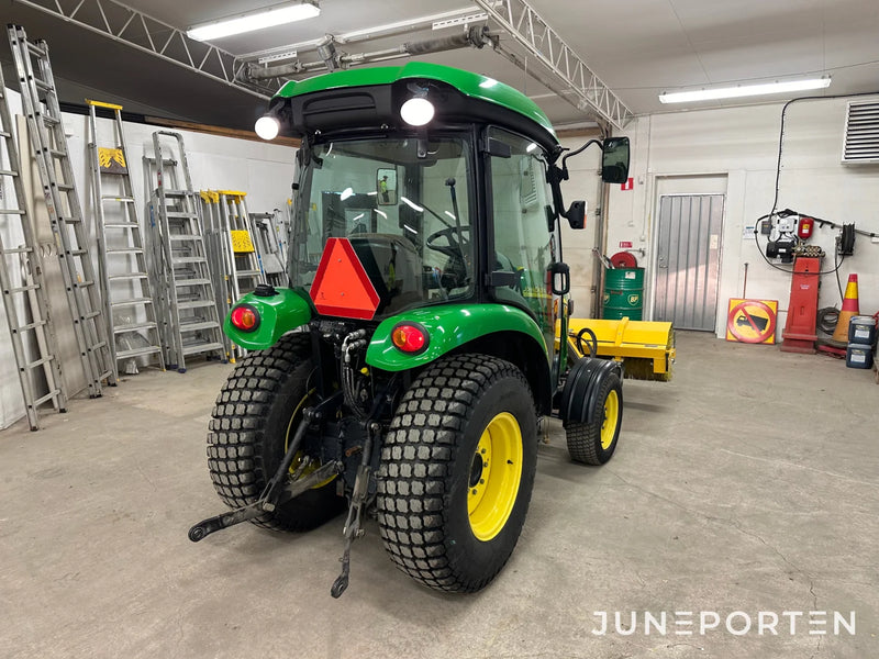John Deere 3520 med redskap
