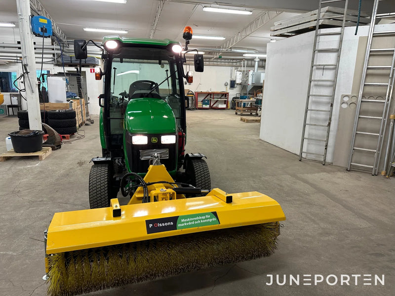 John Deere 3520 med redskap