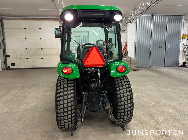 John Deere 3520 med redskap