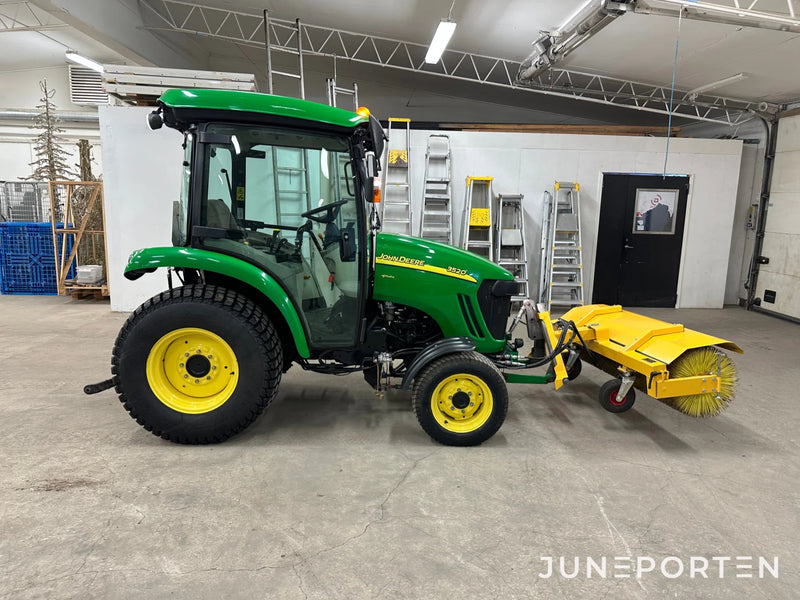 John Deere 3520 med redskap