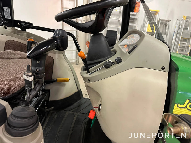John Deere 3520 med redskap