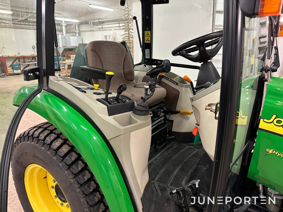 John Deere 3520 med redskap