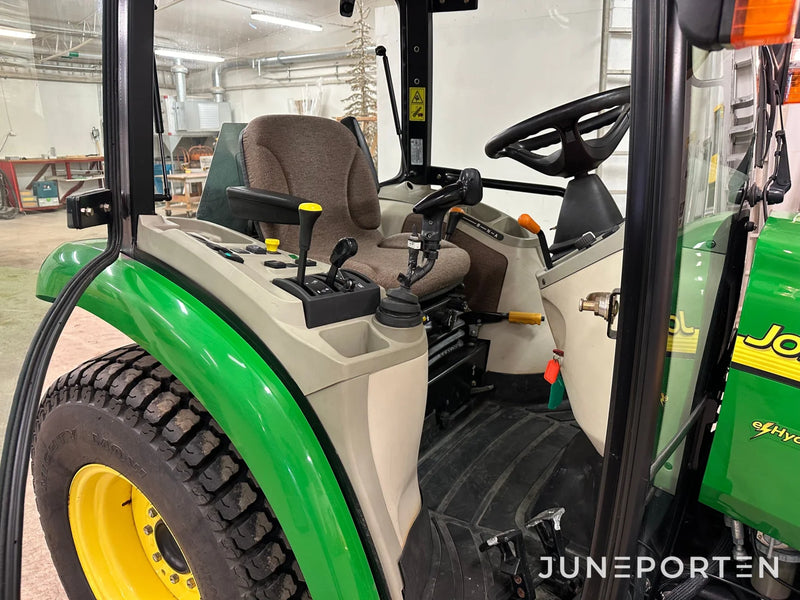 John Deere 3520 med redskap