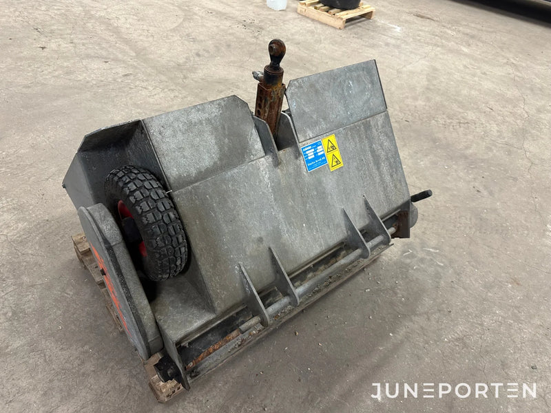 John Deere 3520 med redskap