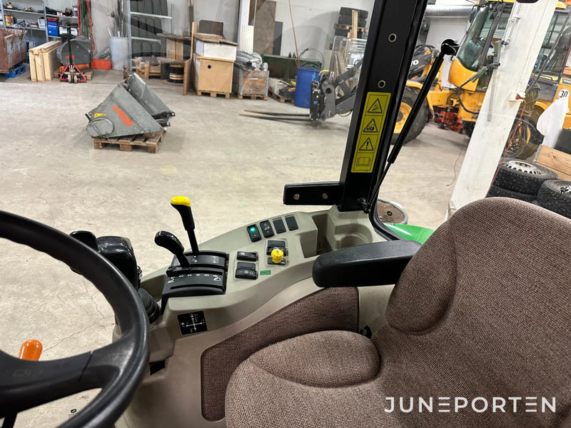 John Deere 3520 med redskap
