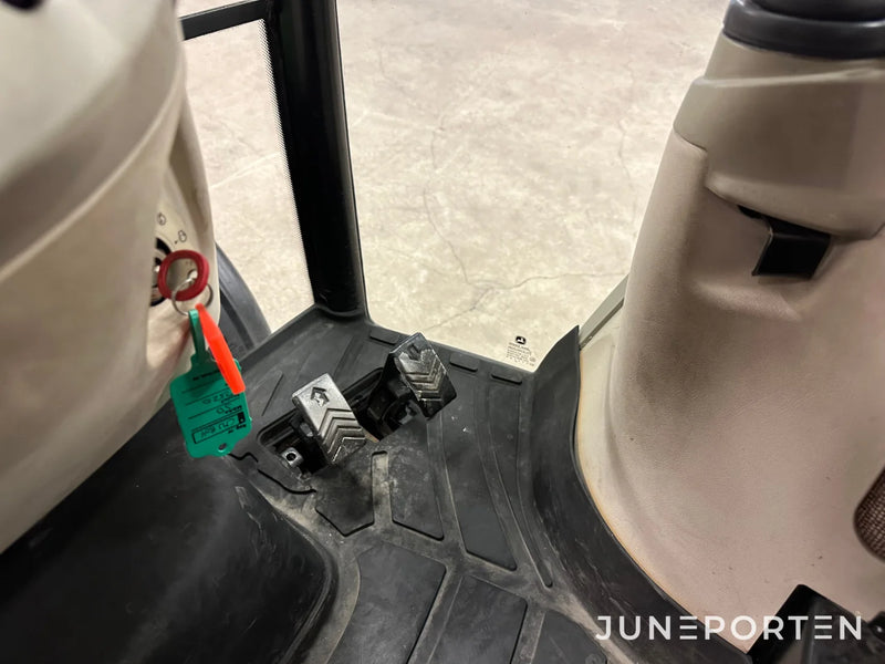 John Deere 3520 med redskap