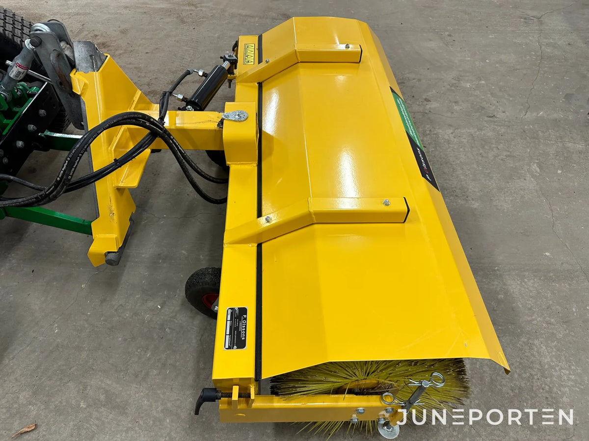 John Deere 3520 med redskap