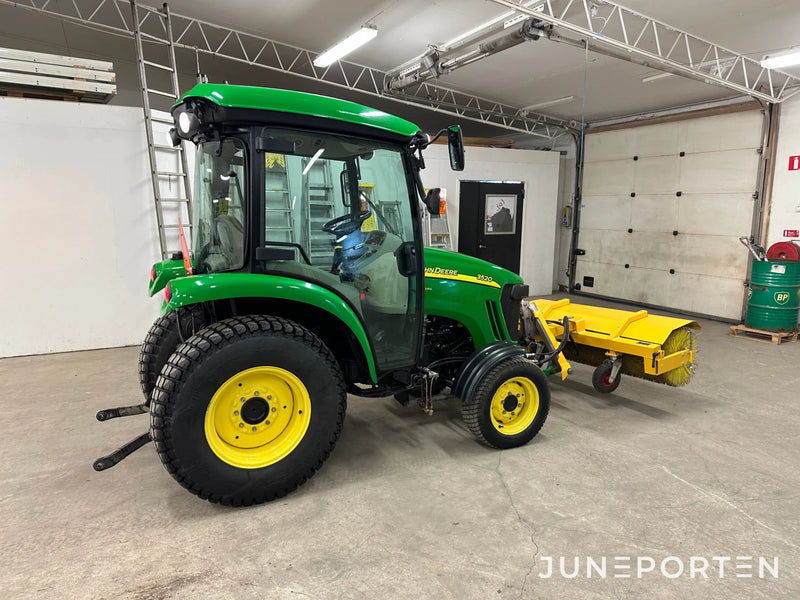 John Deere 3520 med redskap