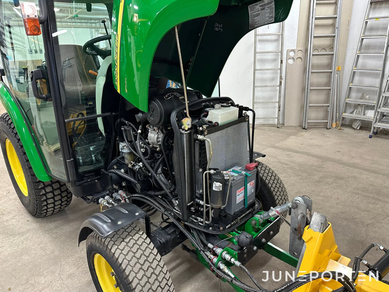 John Deere 3520 med redskap