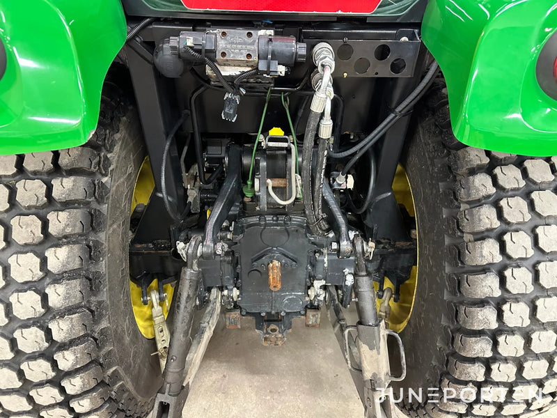 John Deere 3520 med redskap