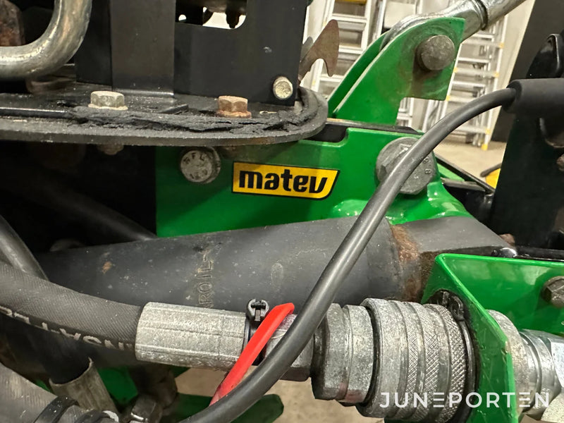 John Deere 3520 med redskap