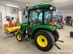 John Deere 3520 med redskap