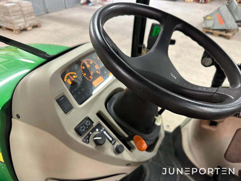 John Deere 3520 med redskap